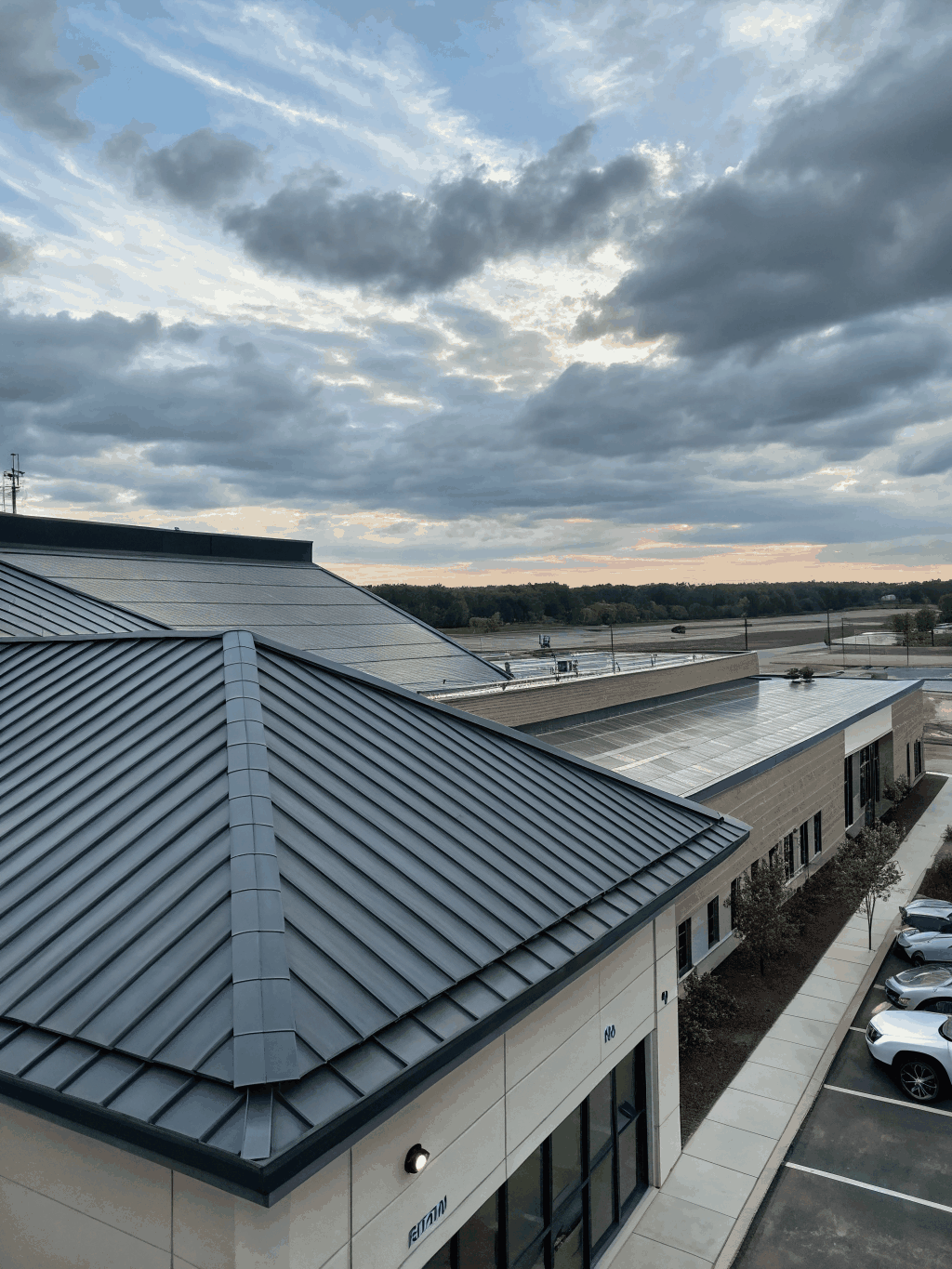 Acoperiș arhitectural din zinc-titan Zintek fălțuit sub cer nordic