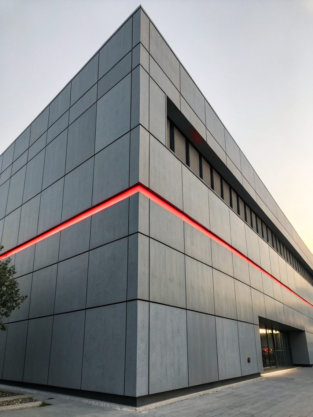 Acoperiș arhitectural cu geometrie curbă și unghiulară din zinc-titan Zintek