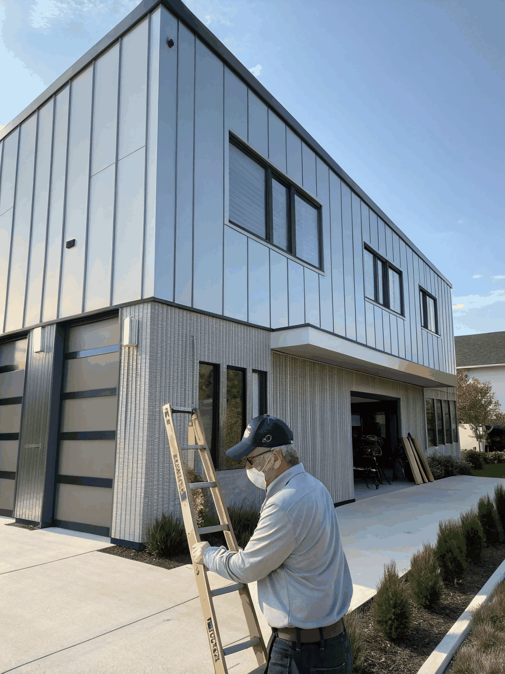 Clădire modernă cu fațadă ventilată din panouri verticale de zinc-titan Zintek