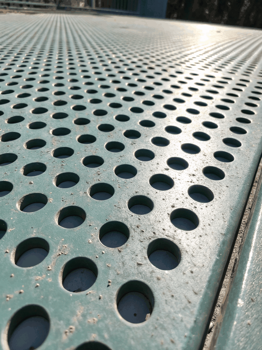 Detaliu macro textură și patină naturală pe tablă de zinc-titan Zintek
